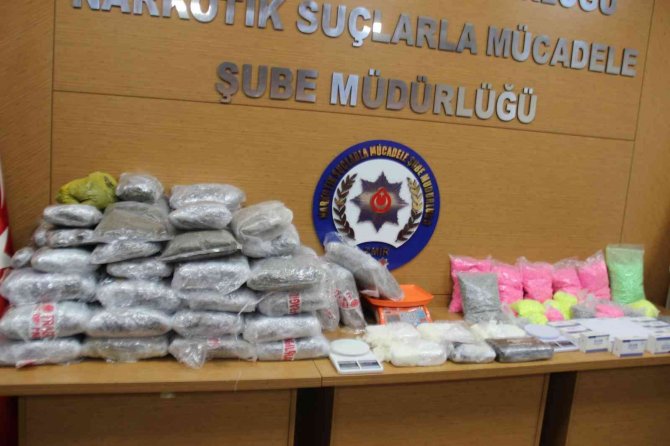 İ̇zmir’de Unlu Mamüller Deposunda Uyuşturucu Ticareti, Polis Takibinden Kaçamadı