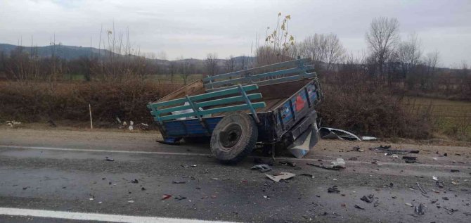 Otomobil Traktöre Çarptı: 1 Yaralı