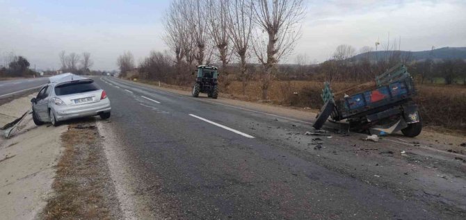 Otomobil Traktöre Çarptı: 1 Yaralı