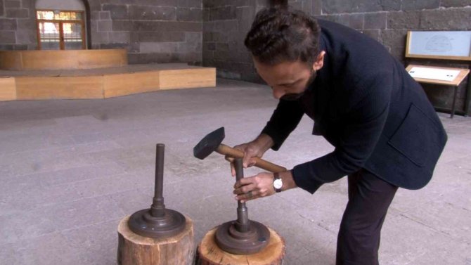 Asırlık Sikkeleri Saniyeler İçerisinde Basıyorlar