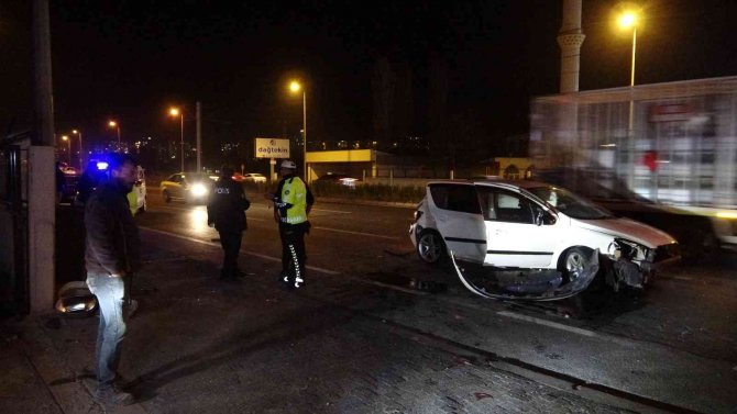 Trafikte "Makas" Terörü: 1 Ağır Yaralı