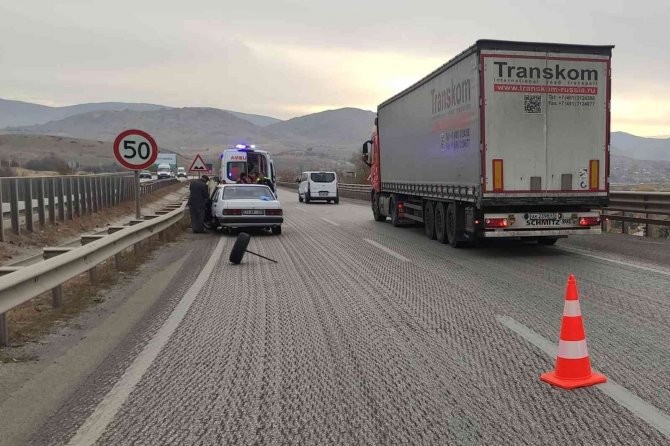 Tekeri Kopan Otomobil Bariyere Çarptı: 3 Yaralı