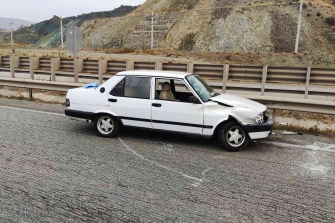 Tekeri Kopan Otomobil Bariyere Çarptı: 3 Yaralı