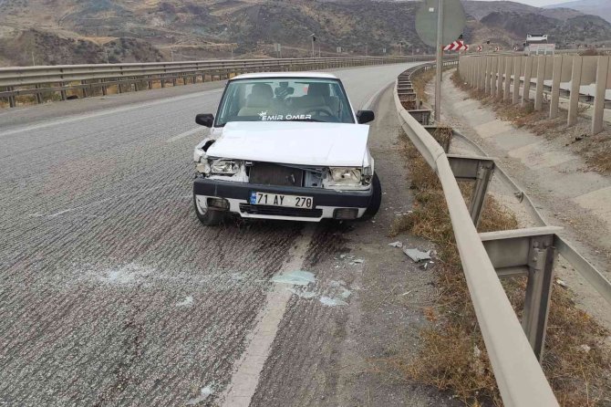 Tekeri Kopan Otomobil Bariyere Çarptı: 3 Yaralı