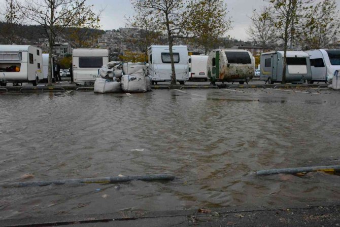 Lodos Esti, Kentin En Büyük Otoparkı Denizle Birleşti