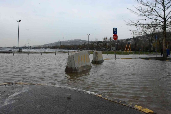 Lodos Esti, Kentin En Büyük Otoparkı Denizle Birleşti