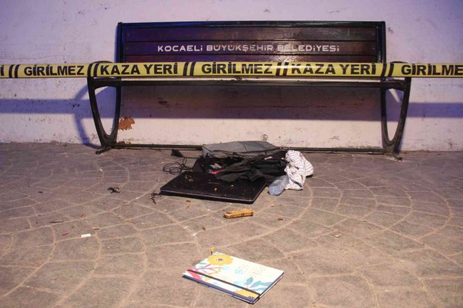 İ̇zmit’te Otobüs Durağındaki Şüpheli Çanta Polisi Alarma Geçirdi