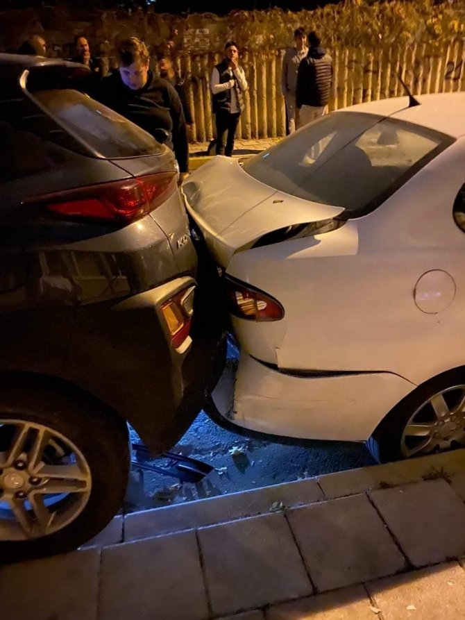 Polis Kovalamacasından Kaçan Sürücü, Park Halindeki Otomobillere Çarptı