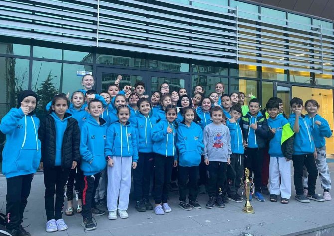 Manisalı Karateciler Uşak’tan 16 Madalya İle Döndü