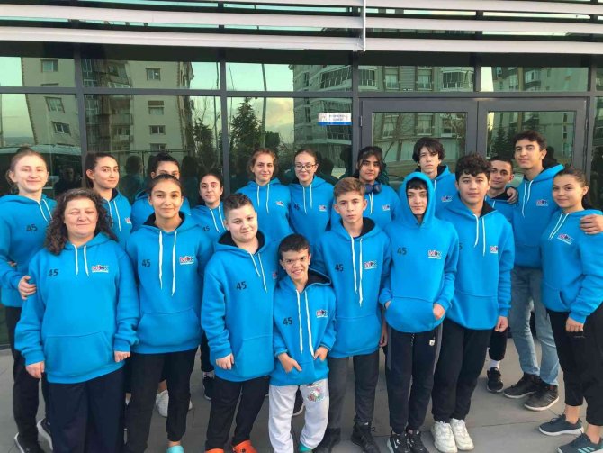 Manisalı Karateciler Uşak’tan 16 Madalya İle Döndü