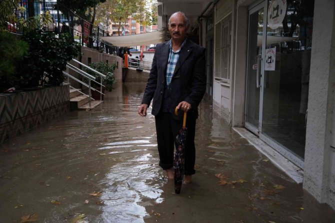 Şiddetli Yağış Hayatı Olumsuz Etkiledi, Vatandaşlar Evlerde Mahsur Kaldı