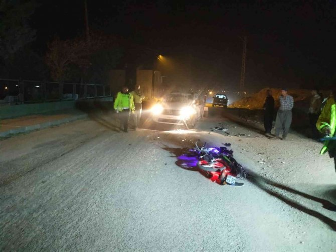Otomobille Motosiklet Çarpıştı, Sürücüler Yaralandı
