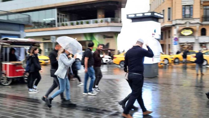İ̇stanbul’da Yağmur Ve Şiddetli Rüzgar Başladı