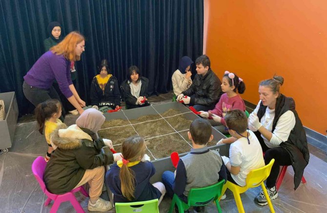 Minik Arkeologlar İş Başında