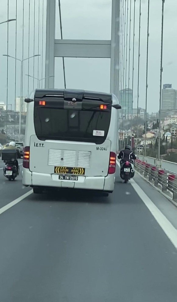 15 Temmuz Şehitler Köprüsü’nde Metrobüs, Motosikletliye Siper Oldu
