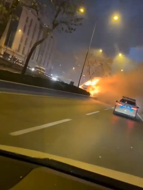 Bursa’da Otomobil Alev Alev Yandı, Alevler Ağaca Ve Otluk Alana Sıçradı