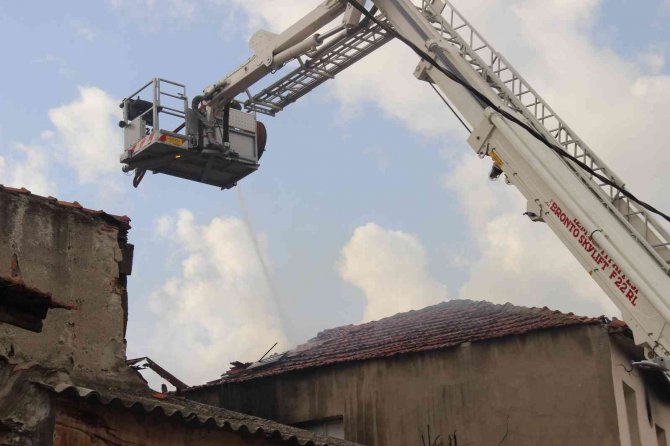 Metruk Evdeki Yangında Bitişiğindeki Evde Hasar Gördü