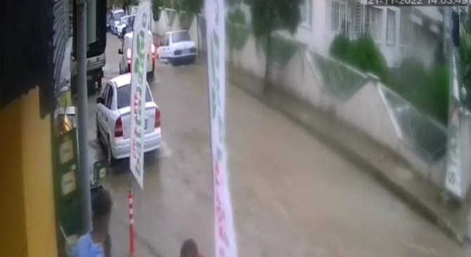 Bornova’da Sel Suları Bir Otomobili Böyle Sürükledi