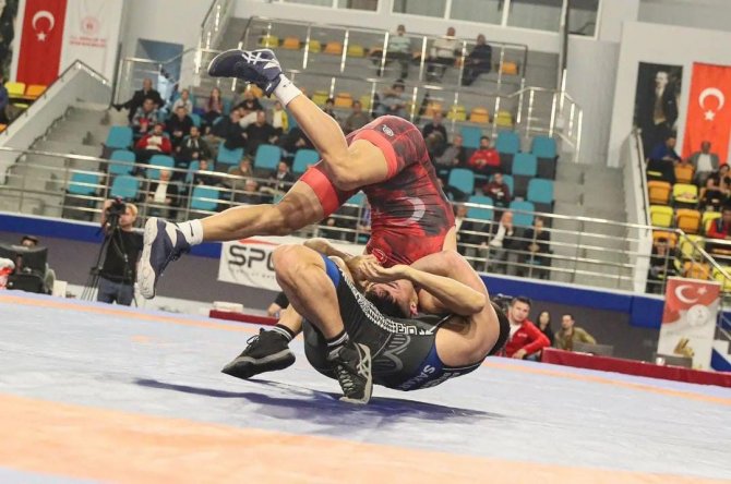 Sakarya Büyükşehir’in Güreşçileri Ankara’da Mindere Çıktı