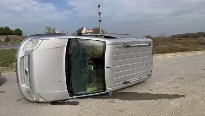 Otomobil İle Hafif Ticari Araç Çarpıştı: 1 Yaralı