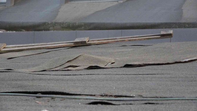 Sancaktepe’de Şiddetli Rüzgar Binanın Çatısını Uçurdu, Uçan Çatı Havada Asılı Kaldı