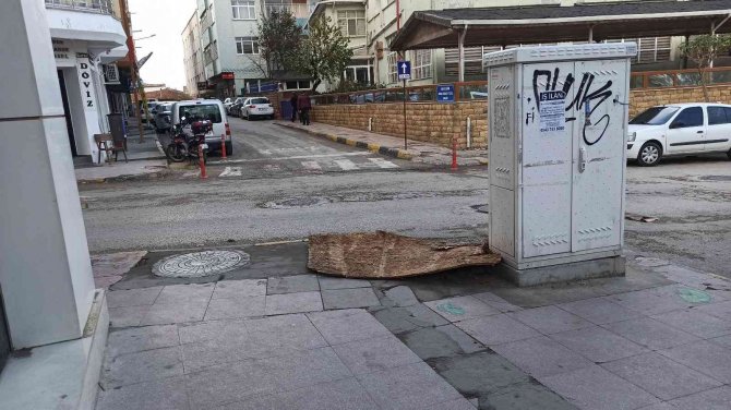 Edirne’de Şiddetli Lodos Çatıyı Uçurdu