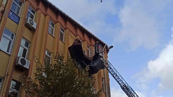 Edirne’de Şiddetli Lodos Çatıyı Uçurdu