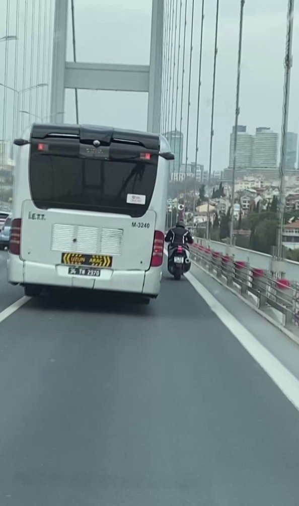 15 Temmuz Şehitler Köprüsü’nde Metrobüs, Motosikletliye Siper Oldu