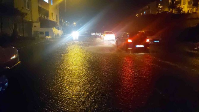 Tekirdağ’da Sağanak Sokakları Dereye Çevirdi