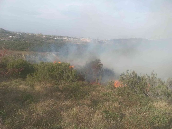 Sultangazi’de Çalılık Alanda Korkutan Yangın