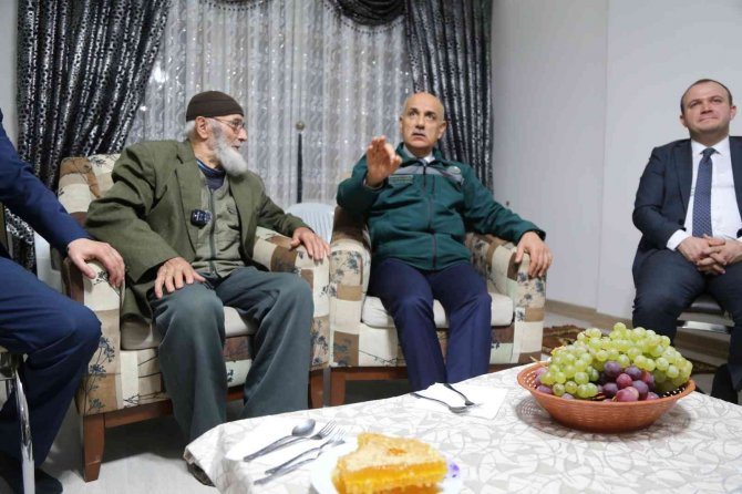 Bakan Kirişci, Yeni Yerine Taşınan Yusufeli İlçesinde Bir Aileyi Ziyaret Etti