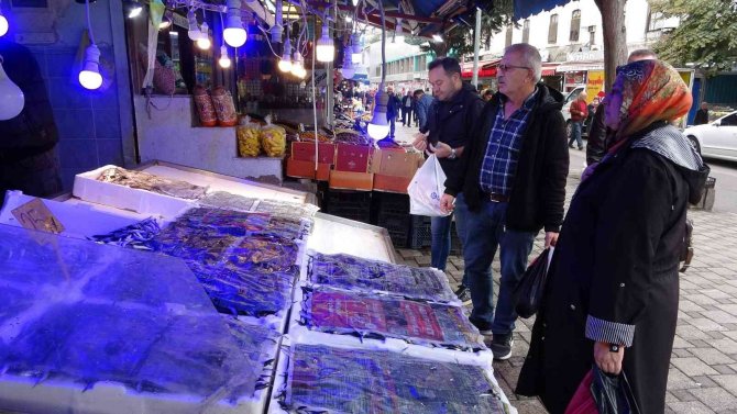 Hamsi Avı Bollaştı, Fiyatı Yarı Yarıya Düştü