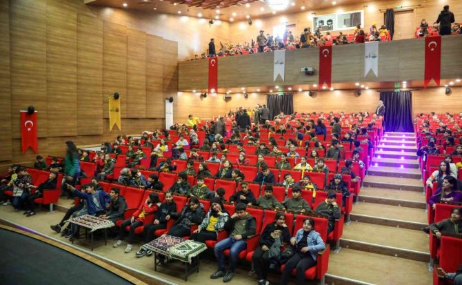 Van’da Çocuklar İçin Akrobasi Gösterisi Düzenlendi