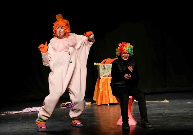 Van’da Çocuklar İçin Akrobasi Gösterisi Düzenlendi