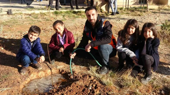Yüksekova’da 2 Bin 700 Fidan Toprakla Buluşturuldu