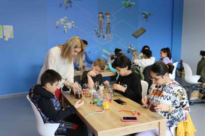 ’Bilim Yunusemre’ Ara Tatilde Yüzlerce Öğrenciyi Ağırladı