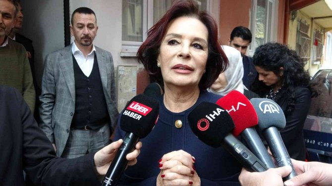 Yeşilçam’ın Yıldızı Hülya Koçyiğit, Bursalı Şehit Astsubayın Ailesini Ziyaret Etti