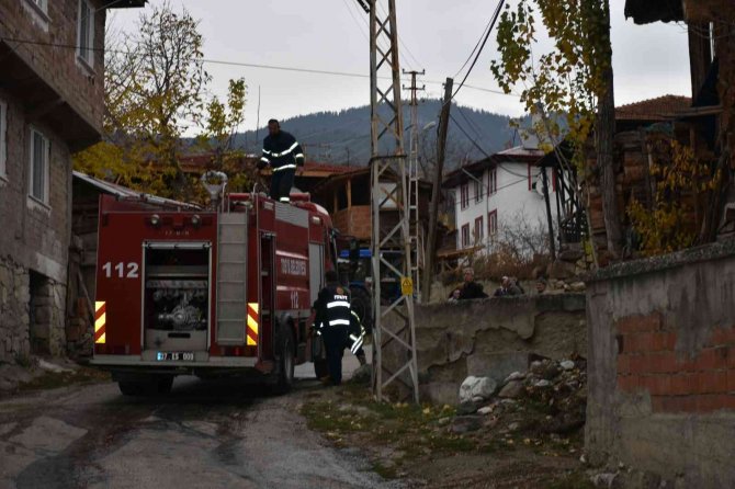 Komşusunun Yanan Evini Gördü, Yaşına Aldırış Etmeden Yaptığı Müdahale İle Yangının Büyümesini Önledi