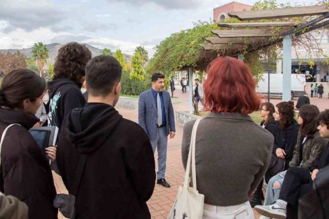 Adü Rektörü Aldemir, Kampüs Alanında Öğrencilerle Bir Araya Geldi