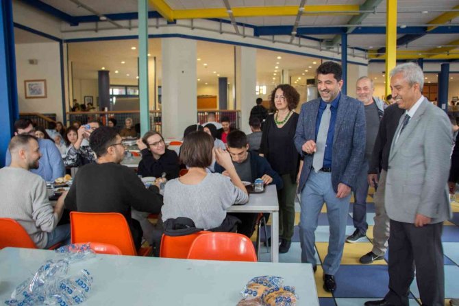 Adü Rektörü Aldemir, Kampüs Alanında Öğrencilerle Bir Araya Geldi