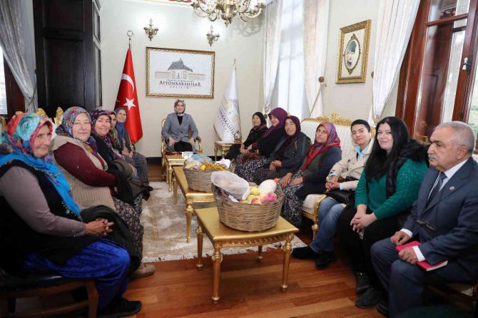 Vali Köylü Kadınların Yöresel Pazar İstediğini Geri Çevirmedi