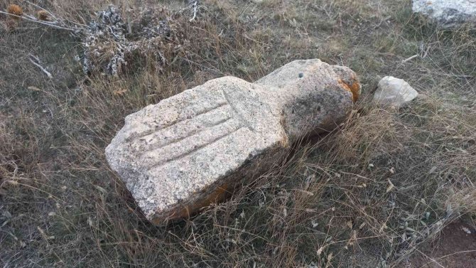 Selçuklu Ve Osmanlı Döneminden Kalma Mezarlara Köylüler Sahip Çıktı