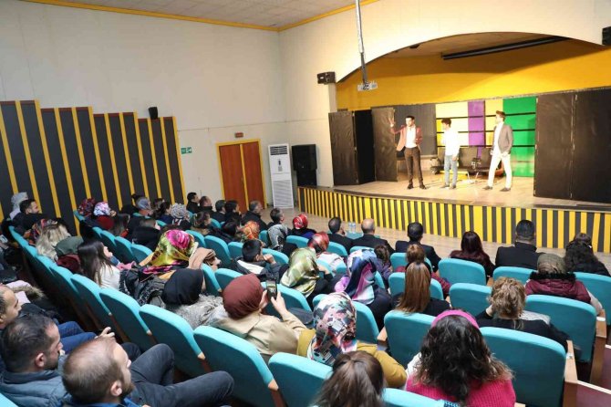Ağrı’da "Son Ders Zili" Adlı Tiyatro Oyunu Sahnelendi
