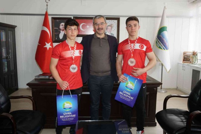 Dünya Şampiyonları, Başarılarını Başkan Vural İle Paylaştı