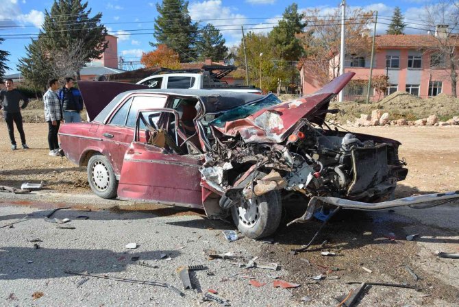 Kamyonla Çarpışan Otomobilin Sürücüsü Ağır Yaralandı