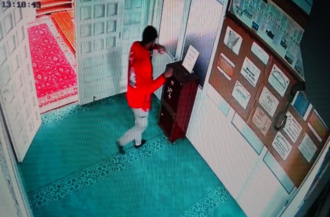 Sakız Yapıştırdığı Telle, Cami Kasasından Paraları Böyle Çaldı