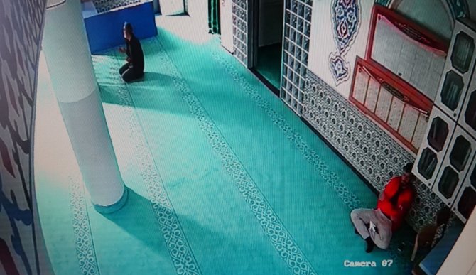 Sakız Yapıştırdığı Telle, Cami Kasasından Paraları Böyle Çaldı