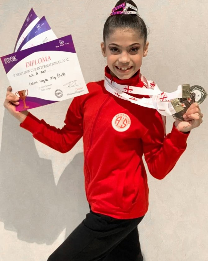 Antalyasporlu Jimnastikçiler Tiflis’te Kürsüden İnmedi