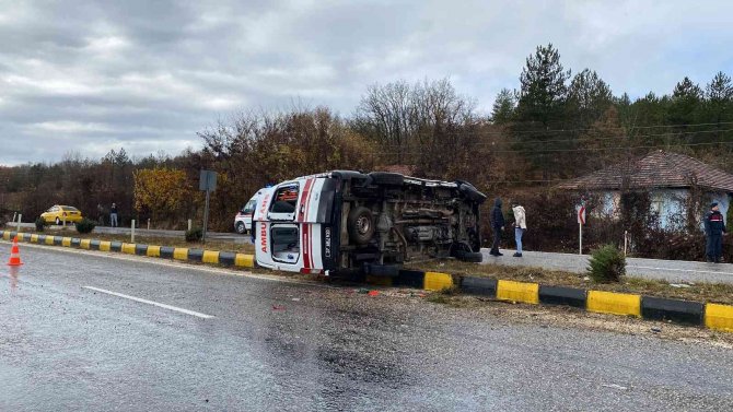 Kastamonu’da Ambulans Devrildi: 3 Yaralı