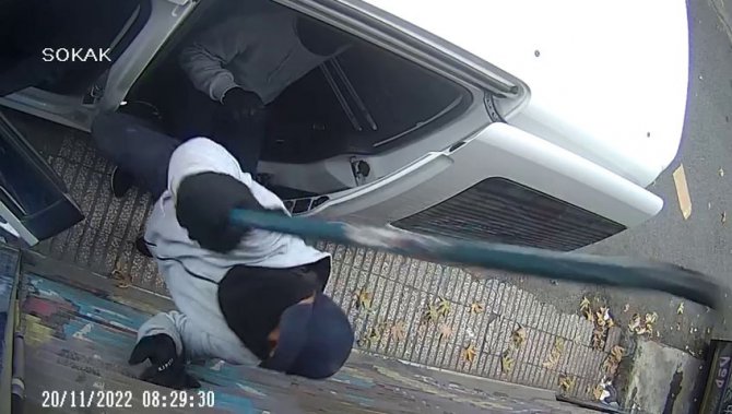 Beyoğlu’nda Akılalmaz Soygun Kamerada: Otomobile Yol Verip Soyguna Devam Ettiler